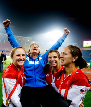 Pia Sundhage hissas utav tre guldtjejer