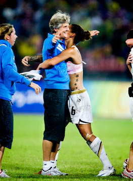USA vann OS-Guld, Pia Sundhage och Natasha Kai kramas och