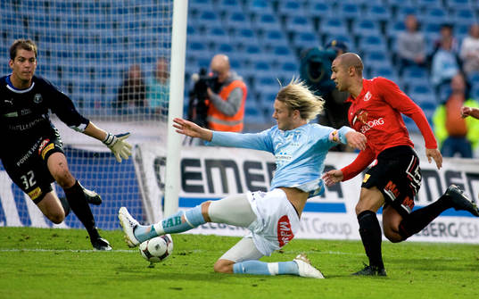 Ola Toivonen, Malmö, är nära att sätta den. Marcus