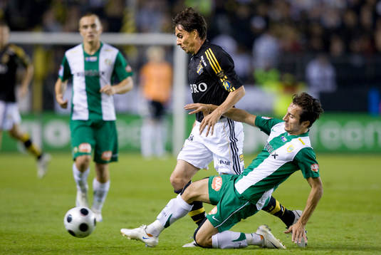 Daniel Mendes, AIK, med Louay Chanko, Hammarby, i ryggen