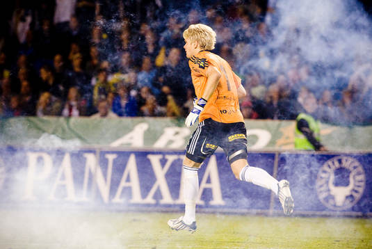 Tomi Maanoja, målvakt AIK, flyr smällarna
