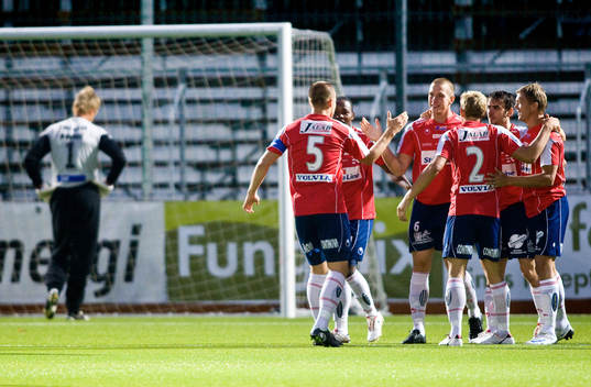 Alexander Mellqvist gör 1-0 till Örgryte. Mattias Asper i