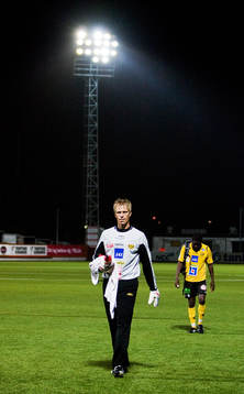 Mattias Asper och Patrick Osiako påväg av plan