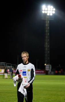 Mattias Asper på väg av plan