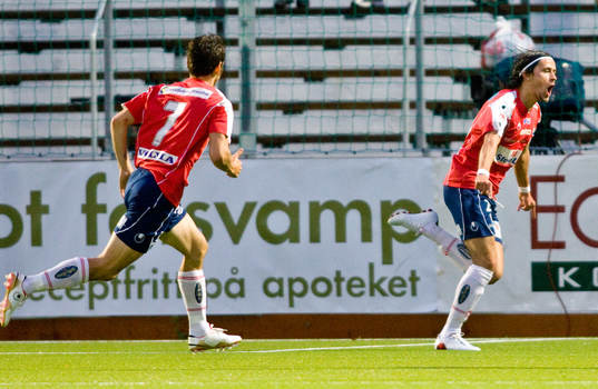 Pavel Zavadil gör 2-0 till Örgryte. Björn Anklev på