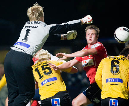 Mattias Asper i Mjällbys mål är ute och rensar. Dennis