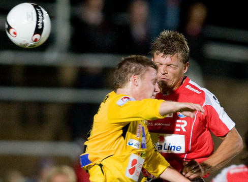 Nicken där Marcus Allbäck skadar näsan