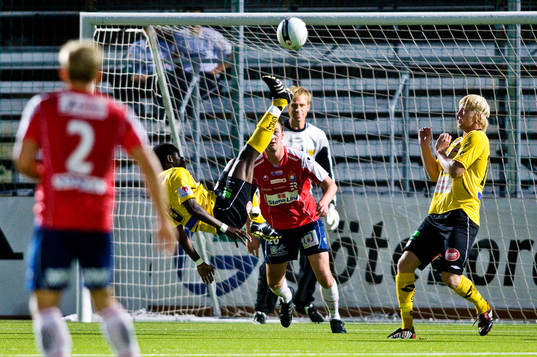 Patrick Osiako, Mjällby, rensar med en konstspark