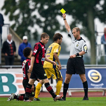 Fredrik Lundberg, domare. Varning, gult kort