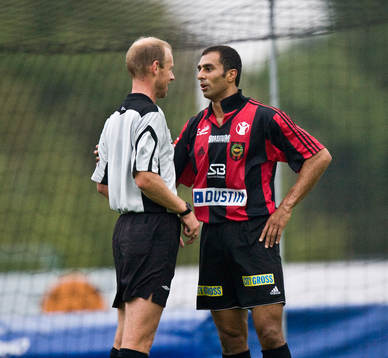 Arash Talebinejad pratar med domare Fredrik Lundberg