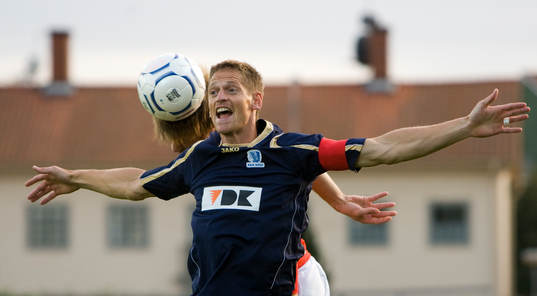 Dominic Foley tar ner bollen med Joachim Lantz i ryggen