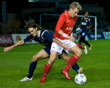 3-målsskytten Patrik Ingelsten skojar med Marko Suler