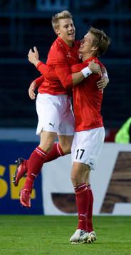 2-0, 3-målsskytten Patrik Ingelsten grattas av Viktor Elm.
