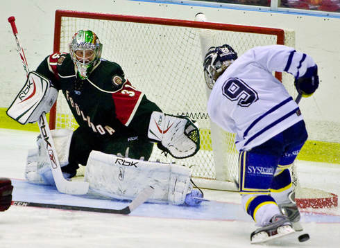 Ari Ahone, målvakt Frölunda. Mattias Tedenby, Hv71