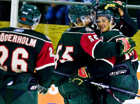 Karl Fabricius gör mål för Frölunda. Jubel
