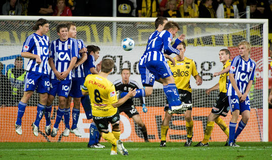 Anders Svensson, Elfsborg, slår en frispark