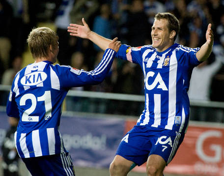 Tobias Hysén kramar om Niklas Bärkroth som spelade fram