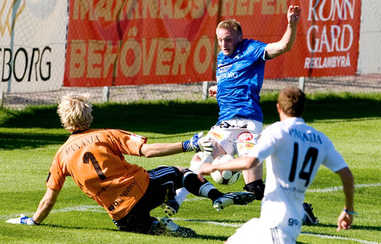 Fredrik Jensen, TFF försöker men Tomi Maanoja, AIK´s