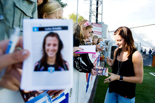 Lotta Schelin skriver autografer