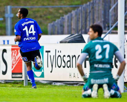 Anselmo har precis gjort 1-0 till Halmstad. Nuredin Bakiu,
