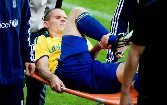 Här skadar sig Jon Jönsson, Bröndby och bärs ut på bår