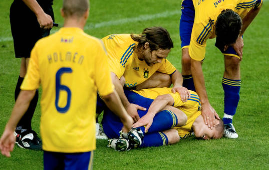 Här skadar sig Jon Jönsson, Bröndby