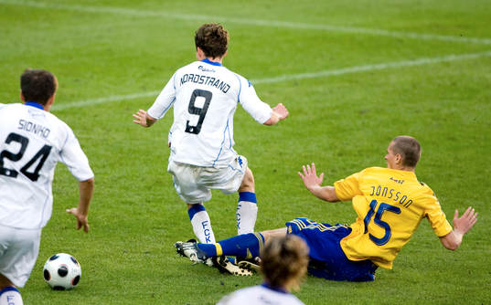 Här skadar sig Jon Jönsson, Bröndby