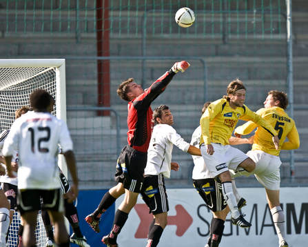 Rickard Göthberg, målvakt, Motala, boxar bort bollen