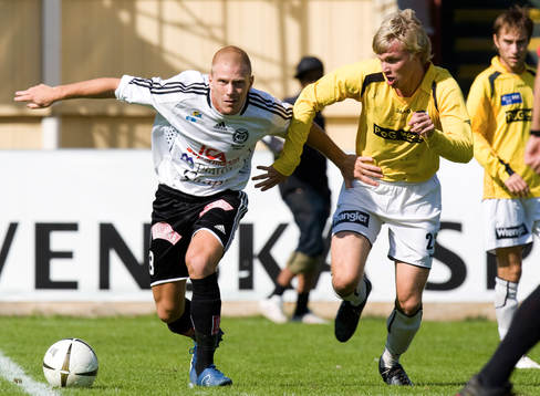 Robin Nilsson trycks undan av Tobias Johansson, Motala