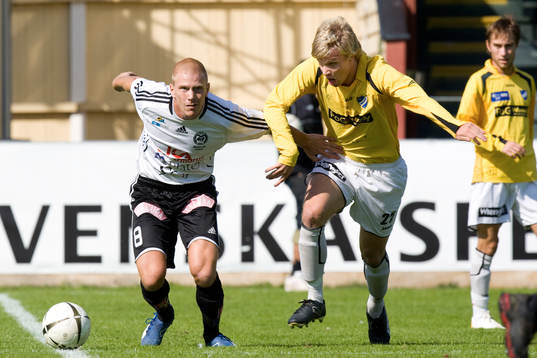 Robin Nilsson trycks undan av Tobias Johansson, Motala