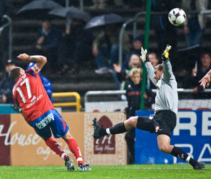 Henrik Larsson skjuter mot Kristoffer Björklund, målvakt