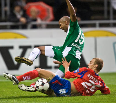 Nathan Paulse och Joel Ekstrand. Fall, faller, tackling