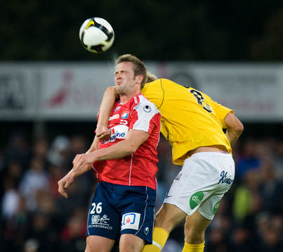 Mikael Boman däckar Dennis Jonsson