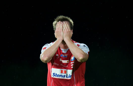 Dennis Jonsson har fått en smäll i ansiktet