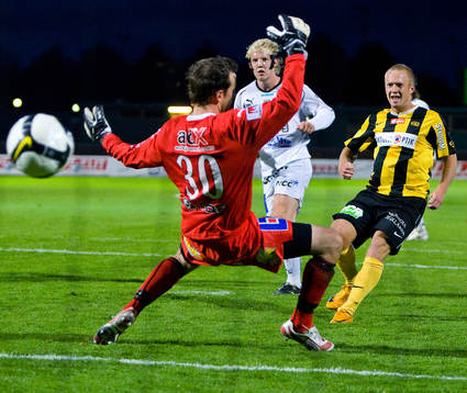 Daniel Larsson gör sitt andra mål för kvällen. Richard