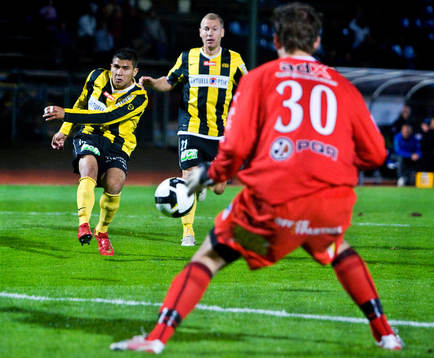 Paulinho gör sitt andra mål för kvällen. Richard