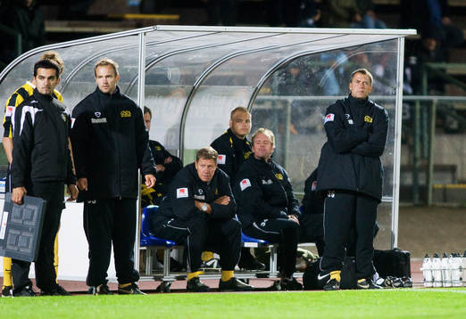 Häckens bänk med tränare Sonny Karlsson längst till