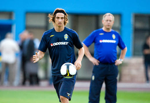 Zlatan Ibrahimovic med Lars Lagerbäck i bagrunden