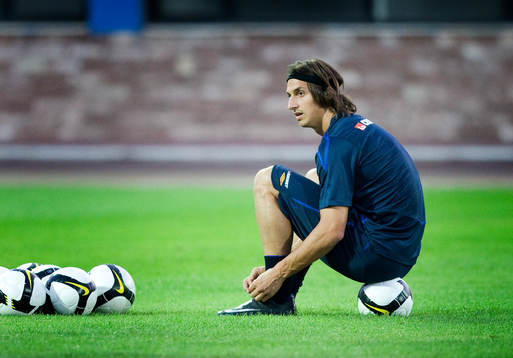 Zlatan Ibrahimovic knyter sina skor