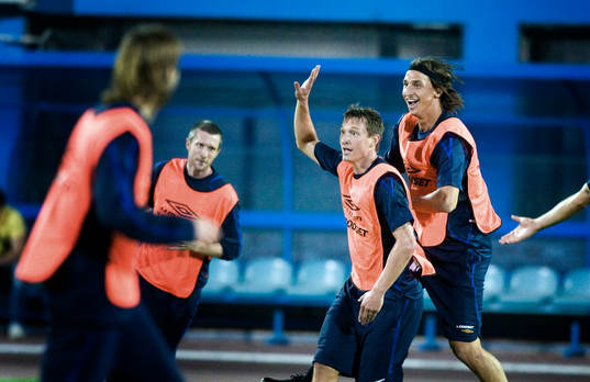 Kim Källström och ZLatan Ibrahimovic firar mål