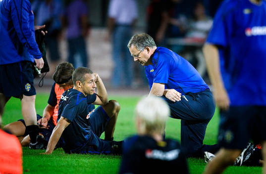 Lars Lagerbäck, förbundskapten pratar med Henrik Larsson