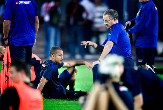 Lars Lagerbäck, förbundskapten pratar med Henrik Larsson