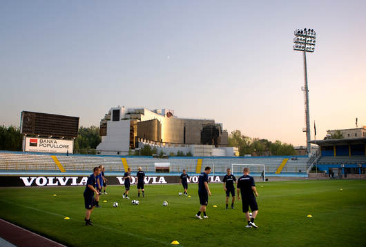 Spelarna tränar på Qemal Stafa Arenan i Tirana. I