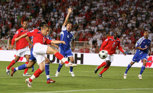 Joe Cole, England, gör första målet