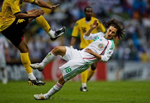 Andres Guardado, Mexico, är nära att få en spark i