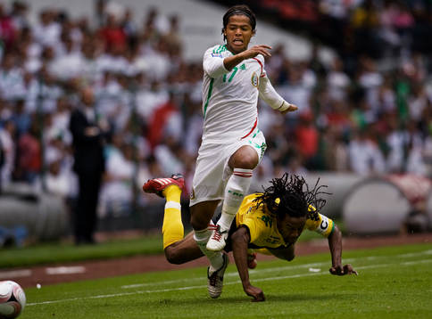 Giovani Dos Santos, Mexico, tar sig förbi Ricardo Gardner,