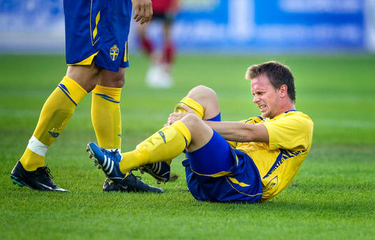 Tobias Linderoth, Sverige skadad i de första minuterna.