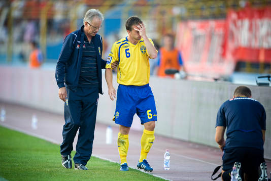 Tobias Linderoth, Sverige skadad i de första minuterna.