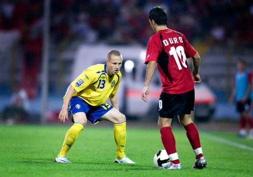 Fredrik Stoor, Sverige utamnas av Klodia Duro, Albanien