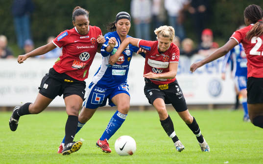 Daniela stoppas med förenade krafter av Kia McNeil och